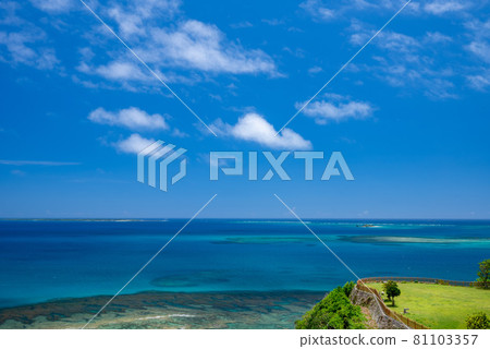 從沖繩知念岬拍攝小牧島和久高島 照片素材 圖片 圖庫