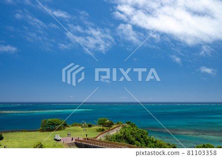 從沖繩知念岬拍攝小牧島和久高島⑨ 從沖繩知念岬拍攝小牧島和久高島⑨ 81103358