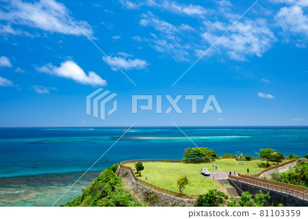 從沖繩知念岬拍攝小牧島和久高島⑩ 從沖繩知念岬拍攝小牧島和久高島⑩ 81103359