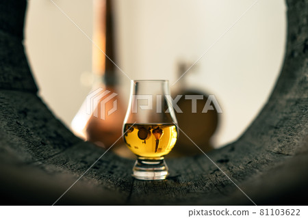 A glass of whiskey in oak barrel 81103622