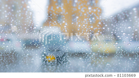 窗外被雨淋濕的風景 窗外被雨淋濕的風景 81103669