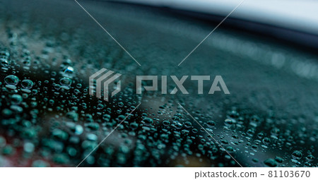 擋風玻璃上的雨球 擋風玻璃上的雨球 81103670