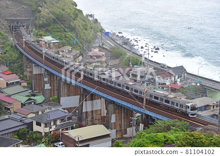 東海道本線早川-根府川JR東日本E217系列湯河原避難 81104102