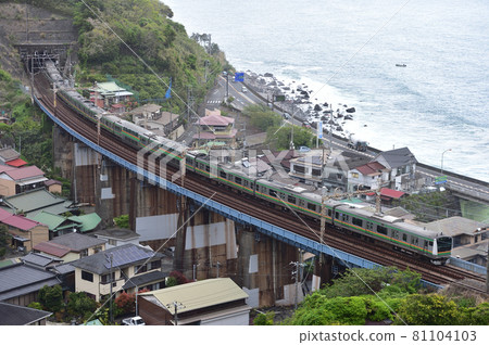 東海道本線早aya川，根川JR東系列E233 3000 81104103