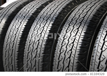 在輪胎店出售的二手輪胎 81104320