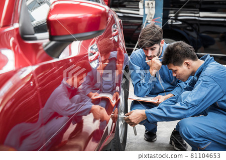 Mechanics are serious about checking the car. 81104653