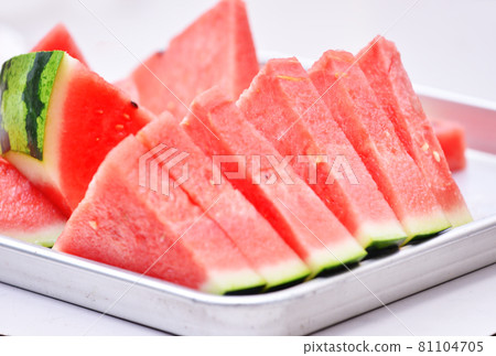 切西瓜夏季形象 西瓜形像素材 戶外吃 切西瓜夏季形象 西瓜形像素材 戶外吃 81104705