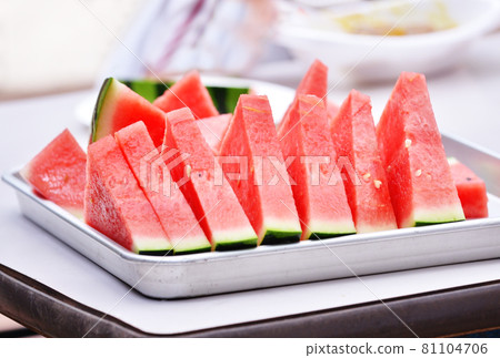 切西瓜夏季形象 西瓜形像素材 戶外吃 切西瓜夏季形象 西瓜形像素材 戶外吃 81104706