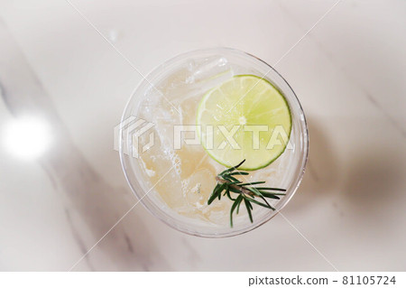 lime juice or lemon juice, lemon soda or tonic or soda and lime slice lime juice or lemon juice, lemon soda or tonic or soda and lime slice 81105724