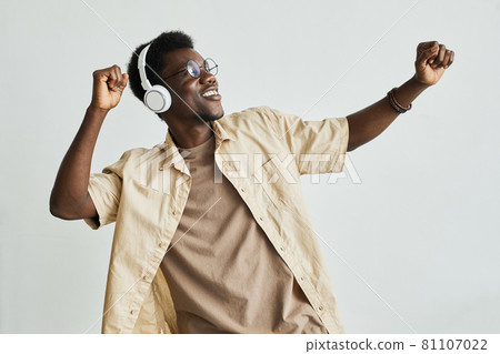 Man in headphones dancing 81107022