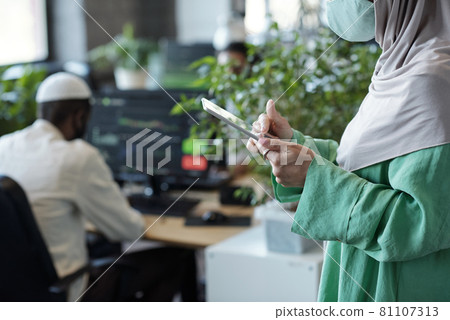Hands of Muslim businesswoman using digital tablet 81107313
