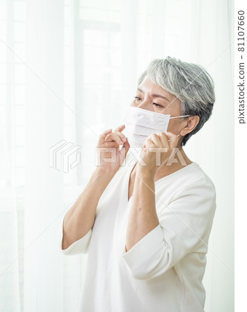 在冠狀病毒(新冠病毒)和流感爆發期間戴口罩的亞洲老年婦女, 病毒和疾病保護,家庭隔離. 在冠狀病毒(新冠病毒)和流感爆發期間戴口罩的亞洲老年婦女, 病毒和疾病保護,家庭隔離. 81107660