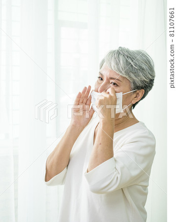 在冠狀病毒(新冠病毒)和流感爆發期間戴口罩的亞洲老年婦女, 病毒和疾病保護,家庭隔離. 在冠狀病毒(新冠病毒)和流感爆發期間戴口罩的亞洲老年婦女, 病毒和疾病保護,家庭隔離. 81107661