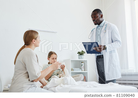 Doctor Talking to Parent in Hospital Doctor Talking to Parent in Hospital 81109040