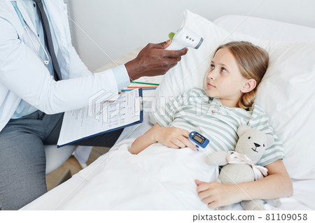 Doctor Checking Temperature of Child in Hospital 81109058