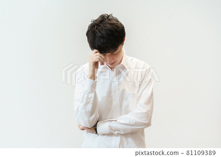 一個男人患頭痛 81109389