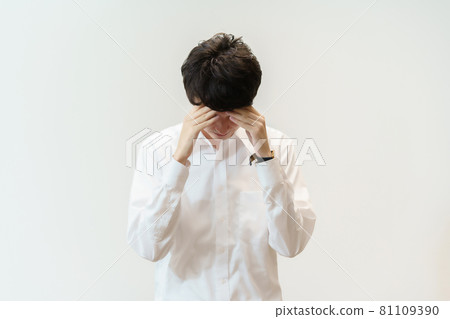 一個男人患頭痛 81109390