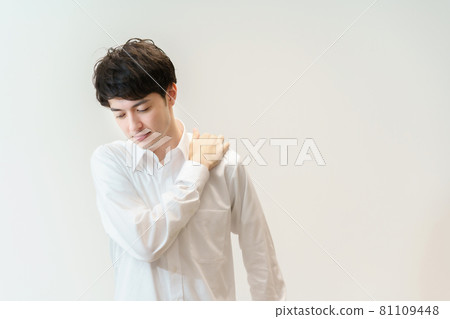 A man suffering from stiff shoulders 81109448