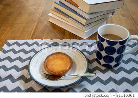 Book cafe Book cafe 81110361