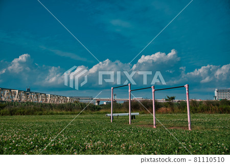 Park along the bank 81110510