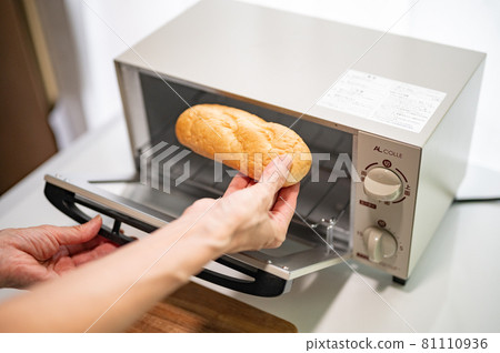 Bake French bread on a toaster 81110936