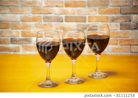 櫃檯前一字排開的酒杯 81111258