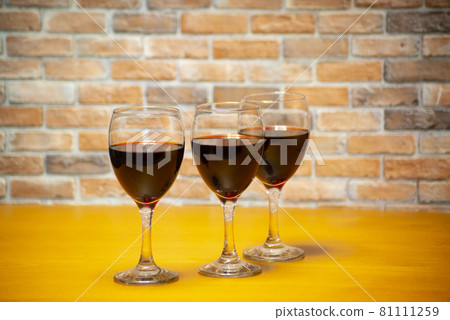 櫃檯前一字排開的酒杯 81111259