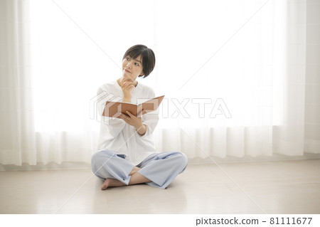 A woman relaxing in the room 81111677