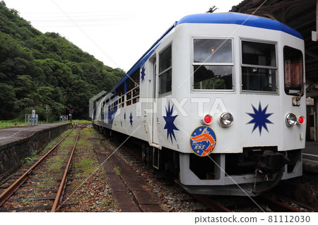 停在賓後落合站的紀月線奧泉大蛇 停在賓後落合站的紀月線奧泉大蛇 81112030