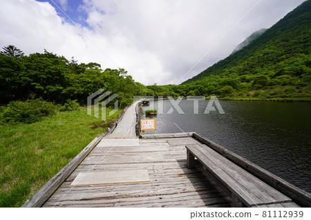 群馬縣赤城山沼澤 角滿淵水邊的木棧道 81112939