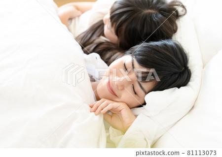 母親和孩子在床上醒來 81113073
