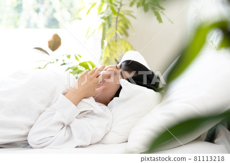 一個醒著的女人在床上 81113218