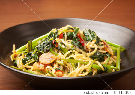 Yakisoba with water spinach 81113392