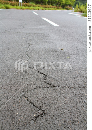 路面瀝青裂縫 路面瀝青裂縫 81113607