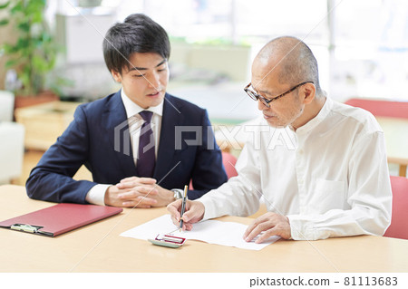 向專業人士諮詢有關繼承和遺囑的老年人 81113683
