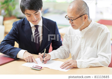Elderly people who consult with the professionals about inheritance and wills 81113685