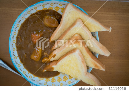 Curry and bread 81114036