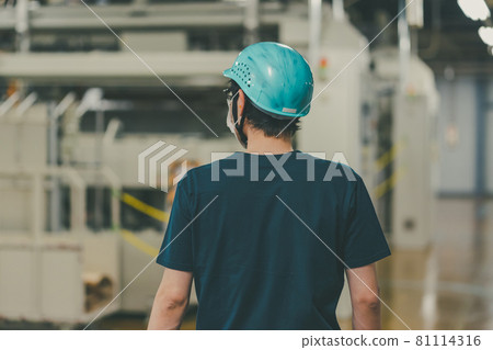Factory worker 81114316