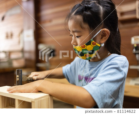 享受木工的小學女生 享受木工的小學女生 81114622