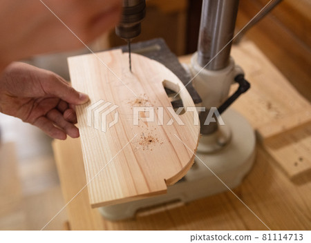 Hands of elementary school boys who enjoy woodworking Hands of elementary school boys who enjoy woodworking 81114713