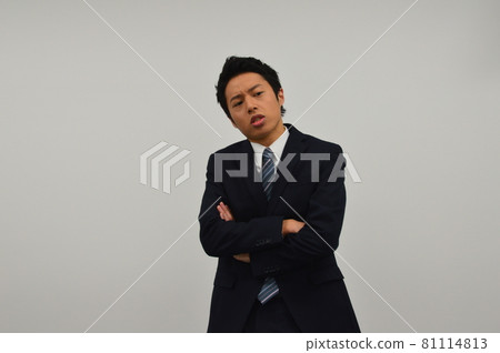 A man with dissatisfied faces with his arms crossed 81114813
