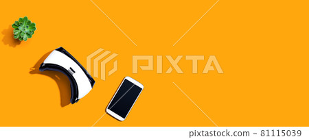 Virtual reality headset with a smart phone Virtual reality headset with a smart phone 81115039