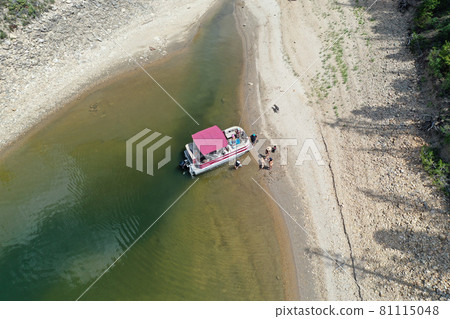 Aerial view of family and friends on pontoon boat on Lake Granby, Colorado. 81115048