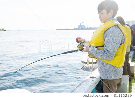 享受釣魚的小學生 81115259