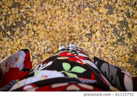 銀杏落葉和雅緻的和服，日本京都 81115752