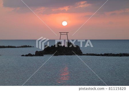 《Tottori Prefecture》 Early morning scenery seen from Hawaii beach 81115820