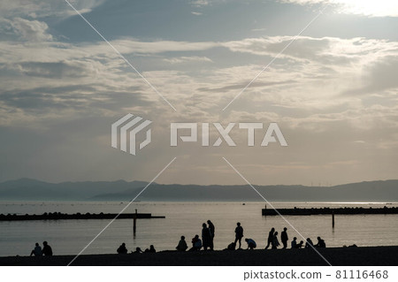 Spring sea afternoon. The sun is about to set in the west. Families spend a holiday afternoon. 81116468