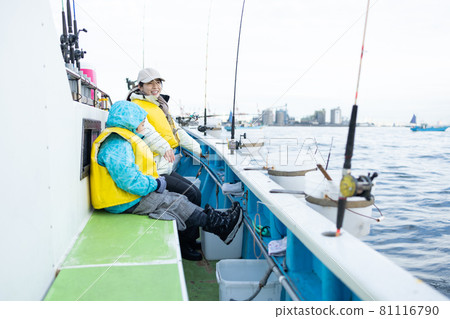 享受家庭釣魚的家庭 81116790