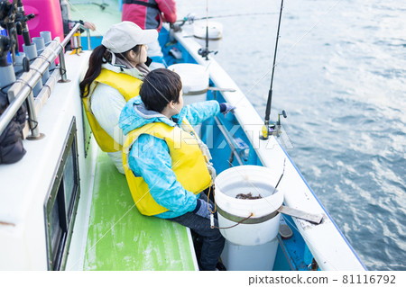 Family enjoying family fishing 81116792