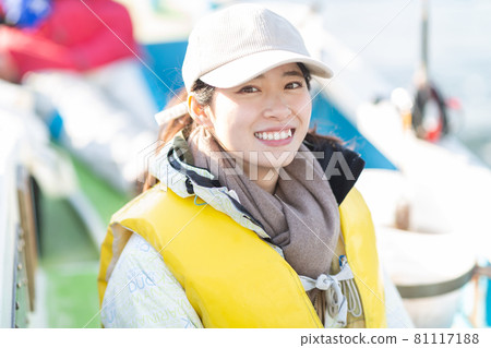 享受釣魚的可愛女人 享受釣魚的可愛女人 81117188